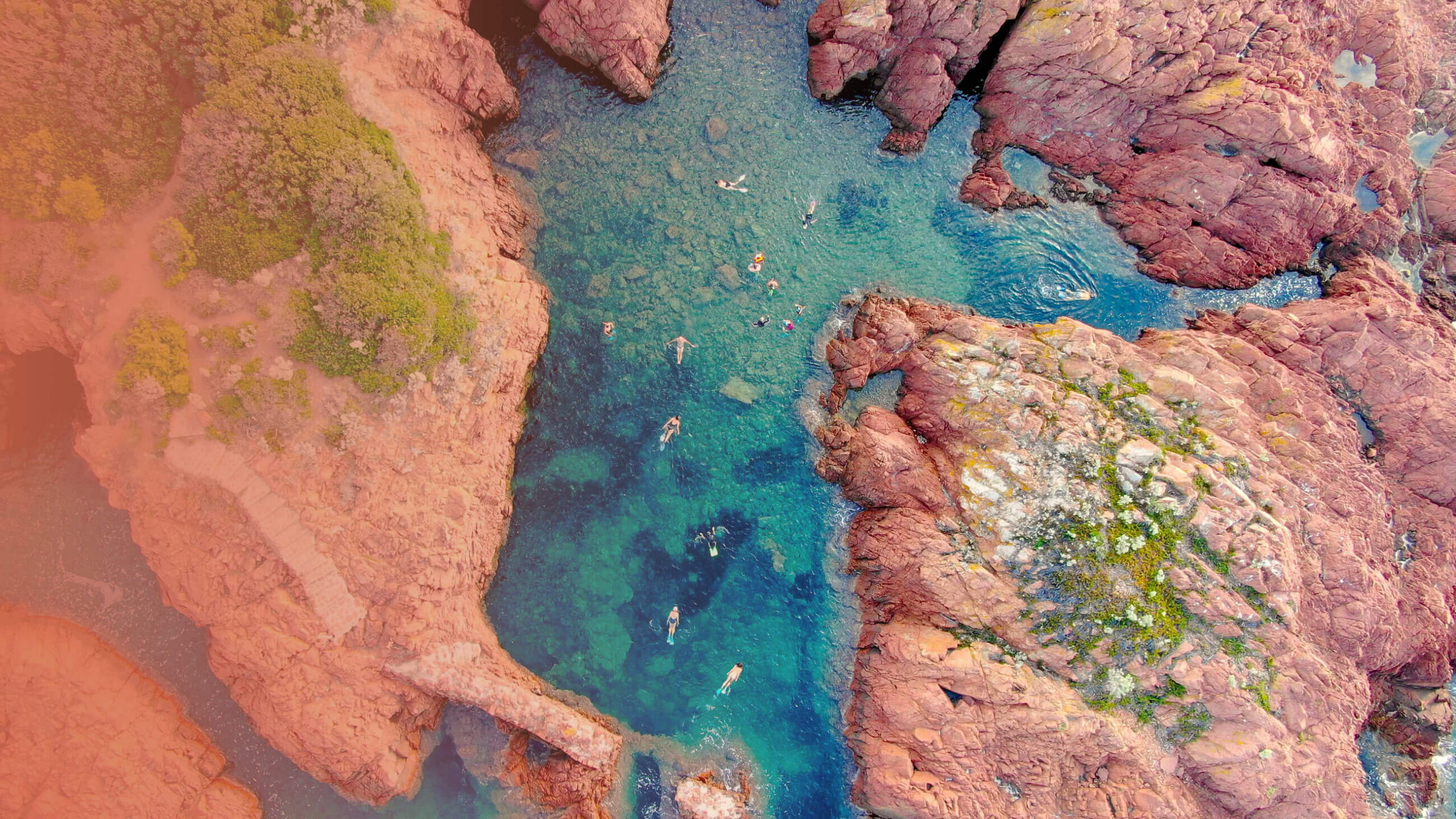 Nager dans le Bonheur en mer Méditerranée