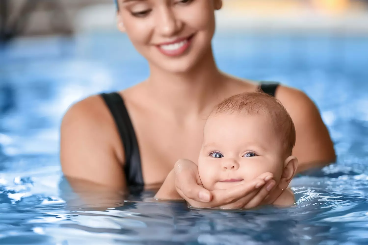 Maman et bébé dans l'eau méthode Les Bébés d'eau