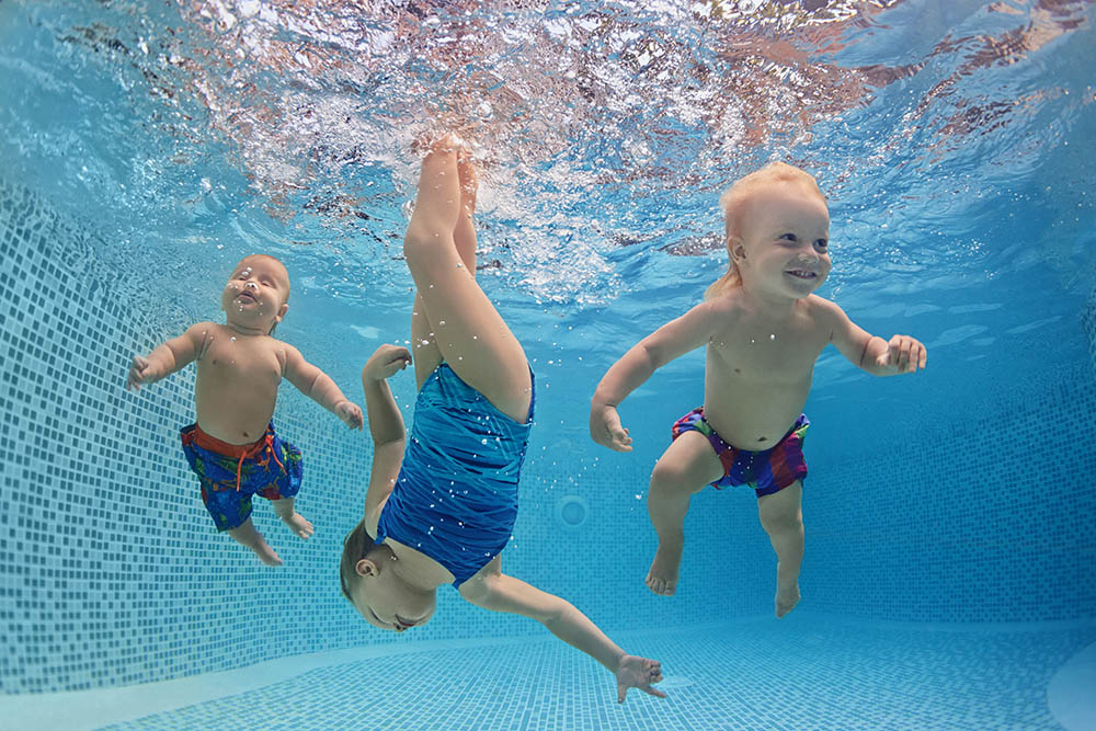 Bébé dans l'eau souriant méthode Les Bébés d'eau Catherine Proteau